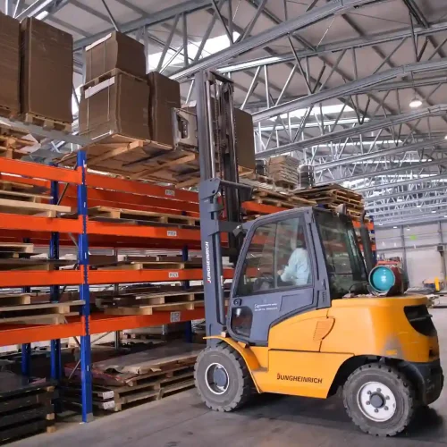 Zateplená priemyselná hala na skladovanie z oceľovej konštrukcie v Nových Zámkoch pre spoločnosť Eurosvit.